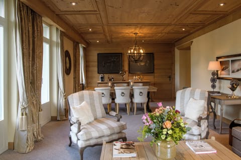 Corner Suite Mountain View | Premium bedding, down comforters, pillowtop beds, minibar