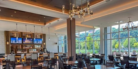 4 bars/lounges, lobby lounge