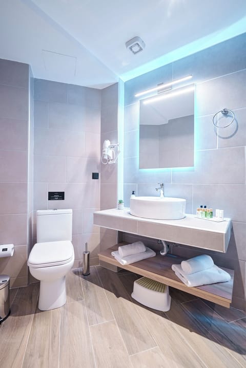 Family Suite | Bathroom | Shower, rainfall showerhead, hair dryer, slippers