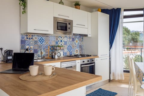 Panoramic Villa | Private kitchen | Full-size fridge, microwave, oven, stovetop