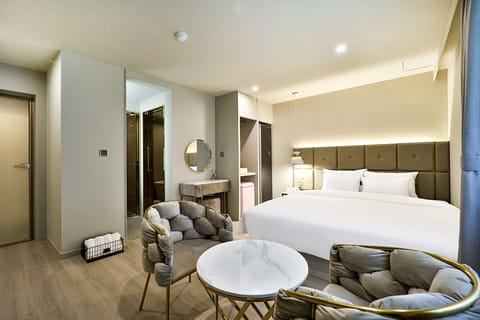 Deluxe Double Room | Desk, laptop workspace, free WiFi