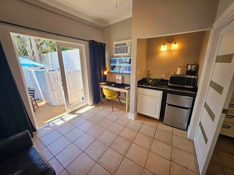 Room 15 - Premium - King Bed - Adults Only 21+ | Egyptian cotton sheets, premium bedding, pillowtop beds, in-room safe