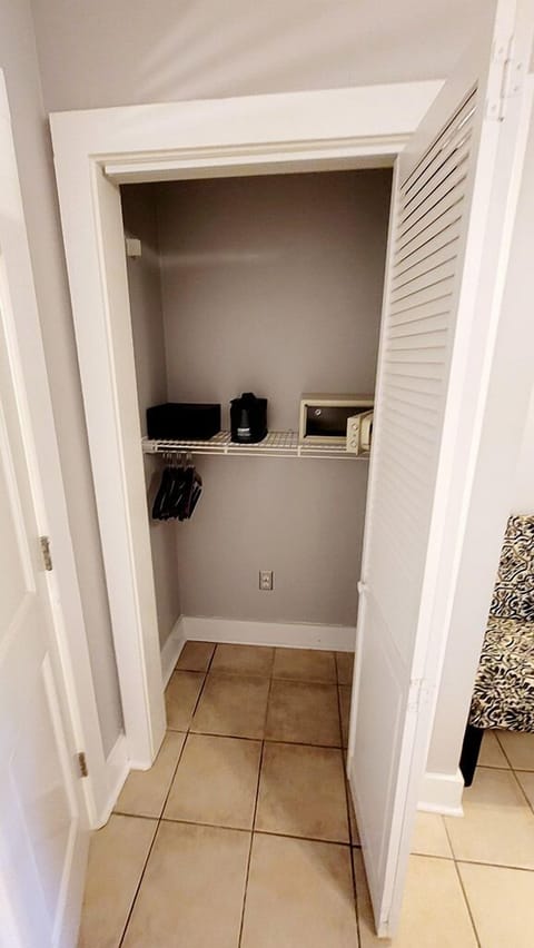 Room 11 - Economy - Queen Bed - Adults Only 21+ | Egyptian cotton sheets, premium bedding, pillowtop beds, in-room safe