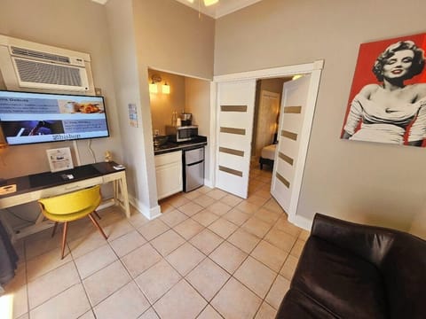 Room 15 - Premium - King Bed - Adults Only 21+ | Egyptian cotton sheets, premium bedding, pillowtop beds, in-room safe