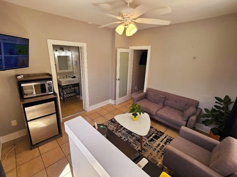 Room 25 - Premium - King Bed - Adults Only 21+ | Living area