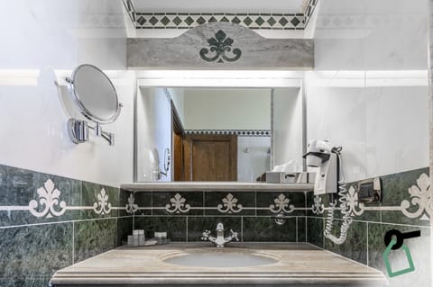 Comfort Triple Room, Balcony | Bathroom | Bathtub, free toiletries, hair dryer, bidet