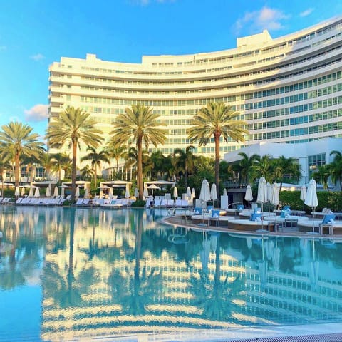 2 outdoor pools, free cabanas, pool umbrellas