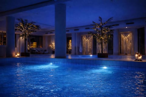 Couples treatment rooms, sauna, hot tub, aromatherapy