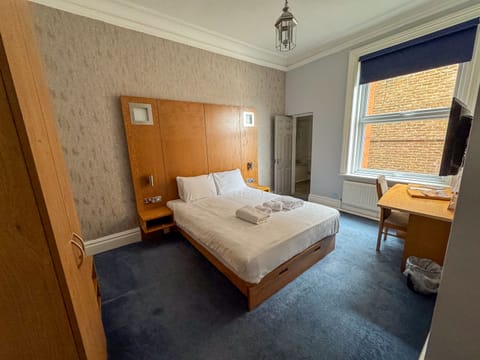 Double Room, Ensuite | Hypo-allergenic bedding, desk, iron/ironing board, free WiFi
