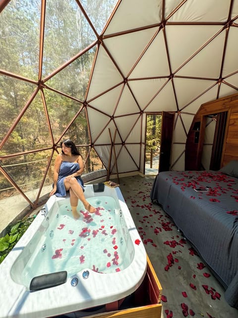 Deluxe Cabin (Domo with Jacuzzi) | Premium bedding, down comforters, individually decorated