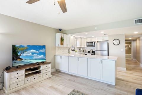 Condo, 1 King Bed (Emerald Isle 604) | Private kitchen | Oven, toaster