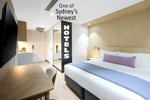 Deluxe King Room | In-room safe, desk, blackout drapes, soundproofing