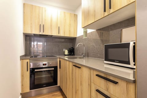 Full-size fridge, microwave, oven, stovetop