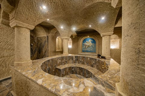 Superior Cave Suite | Bathroom | Shower, rainfall showerhead, free toiletries, hair dryer