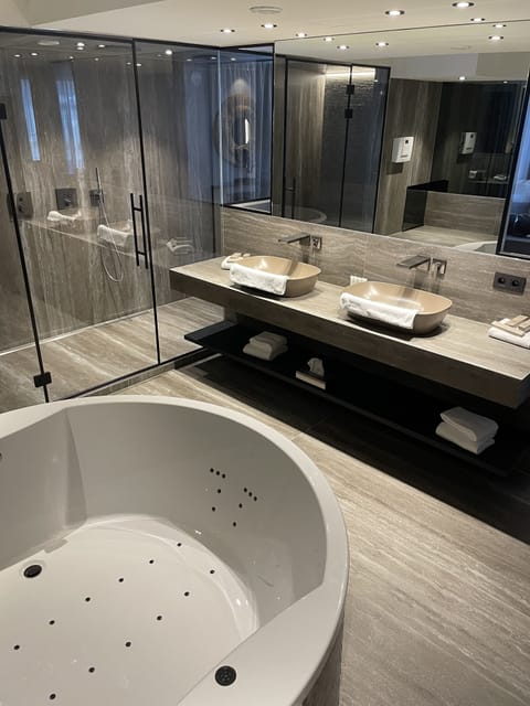 Exclusive Suite | Bathroom | Free toiletries, hair dryer, slippers, towels