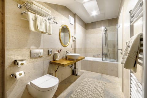 Junior Suite | Bathroom | Free toiletries, hair dryer, bathrobes, slippers