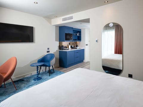 Superior Room, 1 King Bed, Kitchenette | In-room safe, iron/ironing board, free WiFi, bed sheets