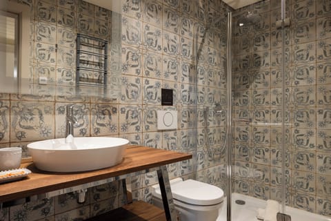 Deluxe Townhome, 2 Bedrooms, Garden View, Ground Floor | Bathroom | Hair dryer, bathrobes, slippers, bidet