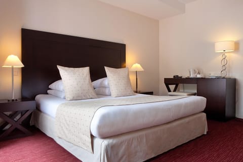 Superior Double or Twin Room, Bathtub | Premium bedding, minibar, in-room safe, desk