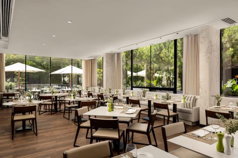 2 restaurants; breakfast, lunch, and dinner served