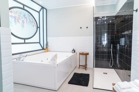 Deluxe Matrimoniale con jacuzzi e balcone | Bathroom | Hair dryer, slippers, towels, soap