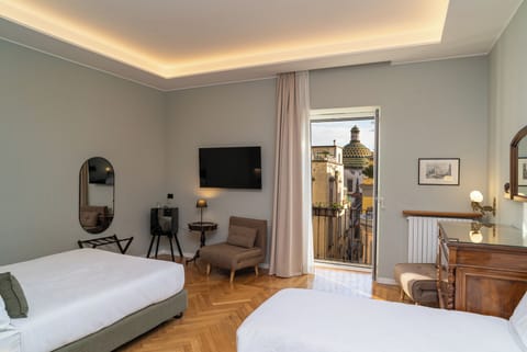 Camera Quadrupla Deluxe con balcone | In-room safe, desk, soundproofing, iron/ironing board