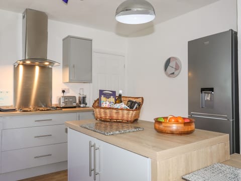 Dishwasher, electric kettle, cookware/dishes/utensils