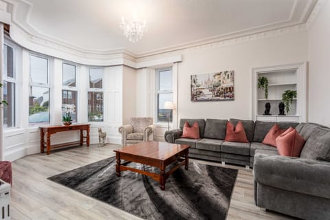 Family Villa, 4 Bedrooms | Living area | TV