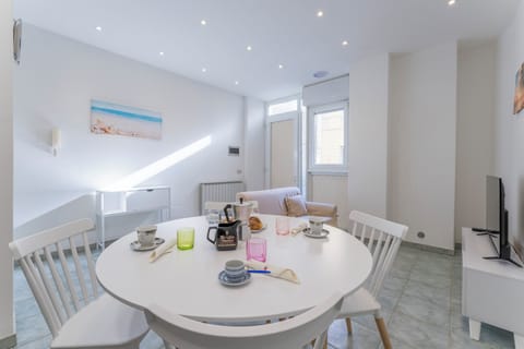 Apartment, City View | Private kitchen | Oven, espresso maker, toaster, cookware/dishes/utensils