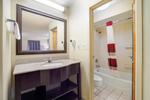 Combined shower/tub, free toiletries, hair dryer, towels