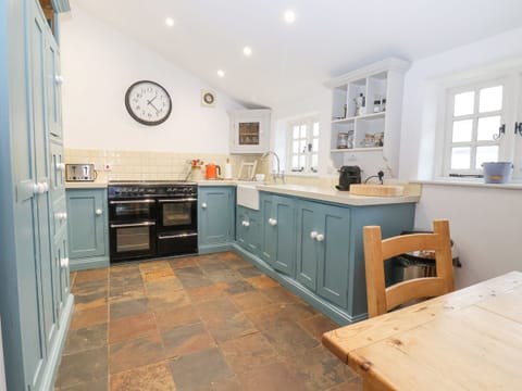 Dishwasher, electric kettle, cookware/dishes/utensils