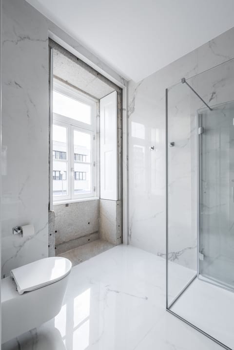 Standard Double Room | Bathroom | Shower, rainfall showerhead, towels