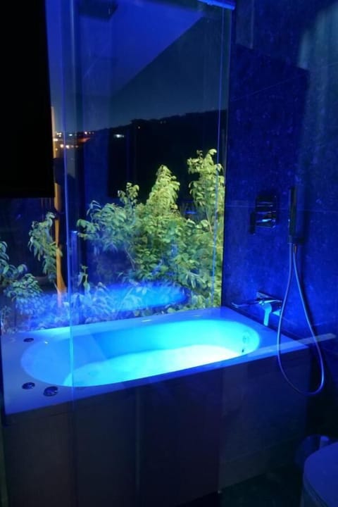 Double Room | Bathroom | Free toiletries, hair dryer, slippers