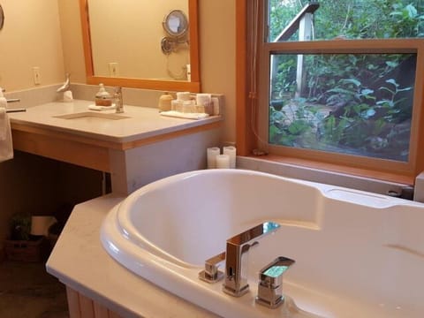 Luxury Suite, Ensuite, Sea View (Whale Song Suite) | Bathroom