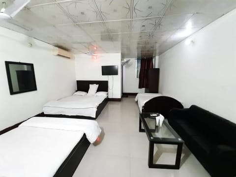 Family Room | Desk, free WiFi, bed sheets