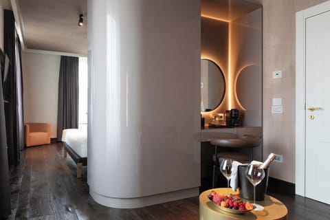 Executive Room | Premium bedding, down comforters, memory foam beds, minibar