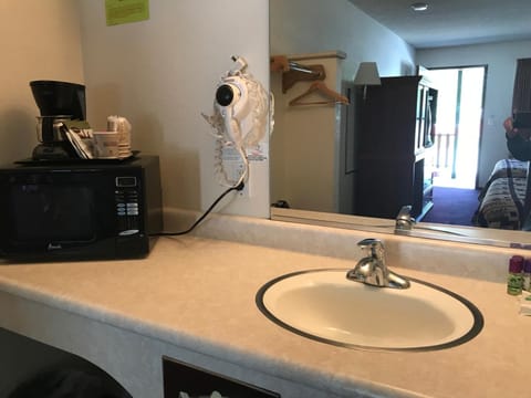 Combined shower/tub, free toiletries, hair dryer, towels