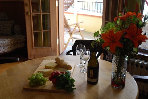 Comfort Suite, Multiple Beds, Non Smoking, Kitchen (BAKER SUITE - MAIN LEVEL) | In-room dining