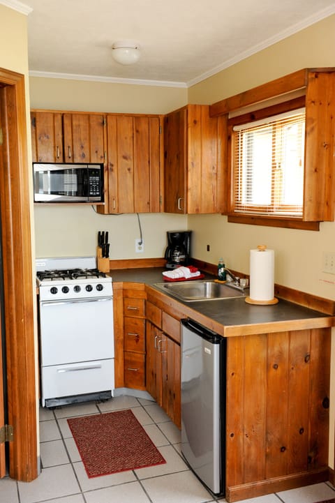 Cabin 6, Lakefront | Private kitchen | Microwave, coffee/tea maker, toaster, cookware/dishes/utensils