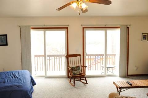Cabin 9, Lake View | Individually decorated, individually furnished, free WiFi, bed sheets