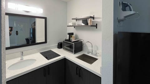 Room, 2 Double Beds, Smoking, Kitchen | Private kitchen | Full-size fridge, microwave, stovetop, coffee/tea maker