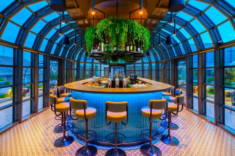 2 bars/lounges