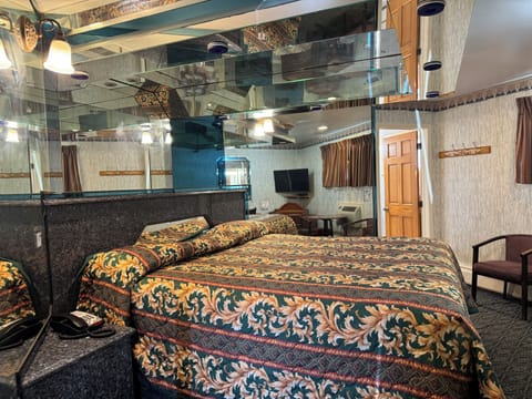 Honeymoon Room | Free WiFi, bed sheets
