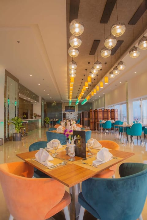 2 restaurants; breakfast, lunch, and dinner served