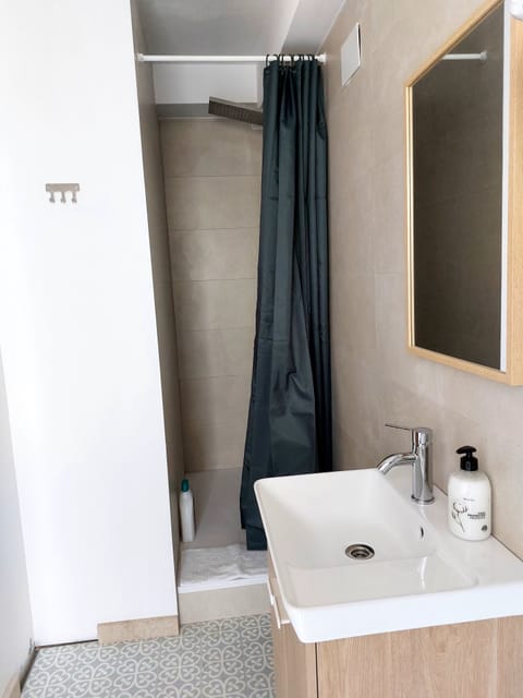 Comfort Triple Room, Private Bathroom | Bathroom | Free toiletries, hair dryer, towels