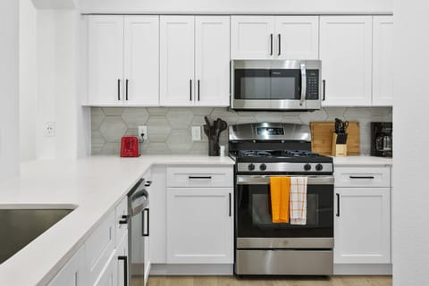 Deluxe Apartment | Private kitchen | Fridge, microwave, oven, dishwasher