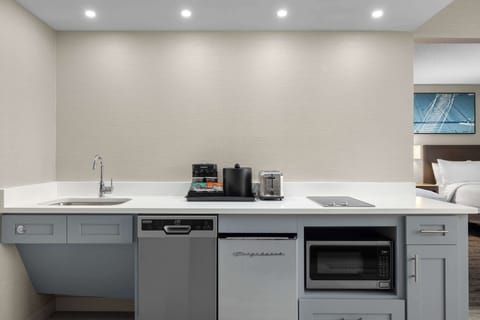 Suite, Multiple Beds, Accessible, Non Smoking (Bathtub) | 1 bedroom, premium bedding, desk, laptop workspace