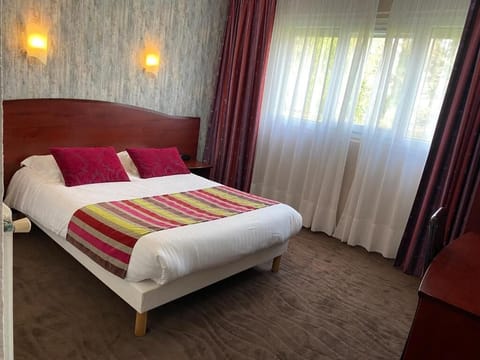 Desk, laptop workspace, soundproofing, bed sheets