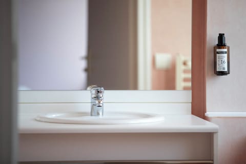 Classic Triple Room | Bathroom | Bathtub, towels