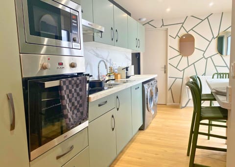 Design Townhome | Private kitchen | Full-size fridge, microwave, oven, stovetop